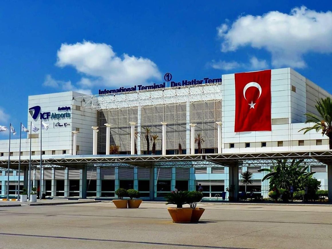 2015-21-antalya-flughafen-terminal-1