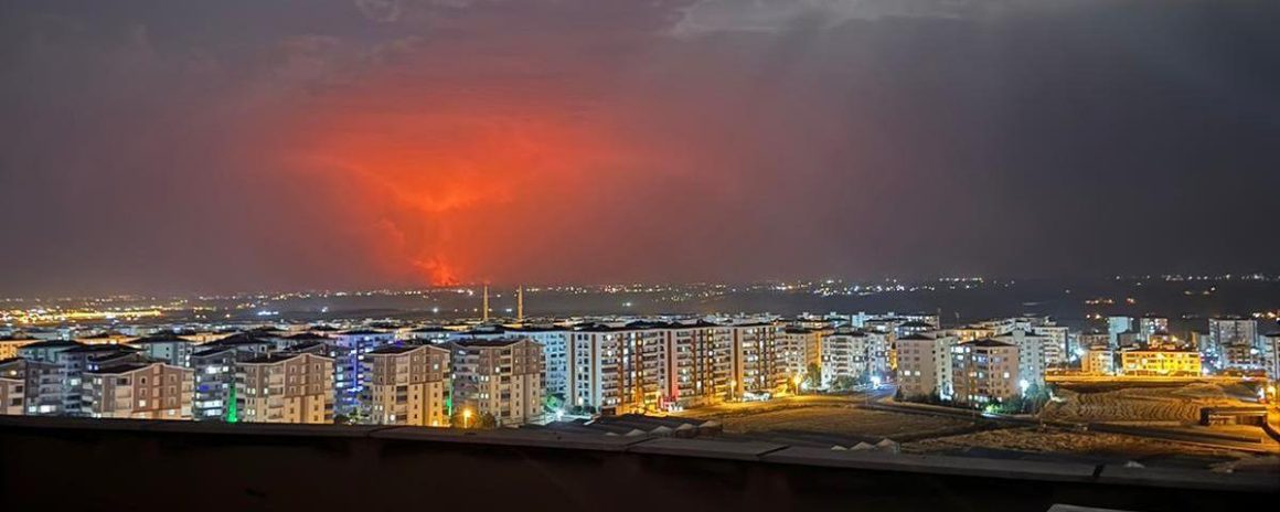 Diyarbakır'da anız yangını yerleşim yerlerine sıçradı; 4