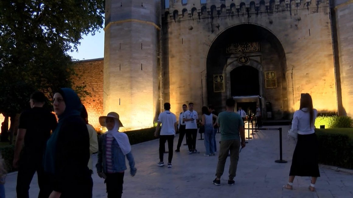 İstanbul - Topkapı Sarayı ilk kez gece ziyaretlerine açıld.