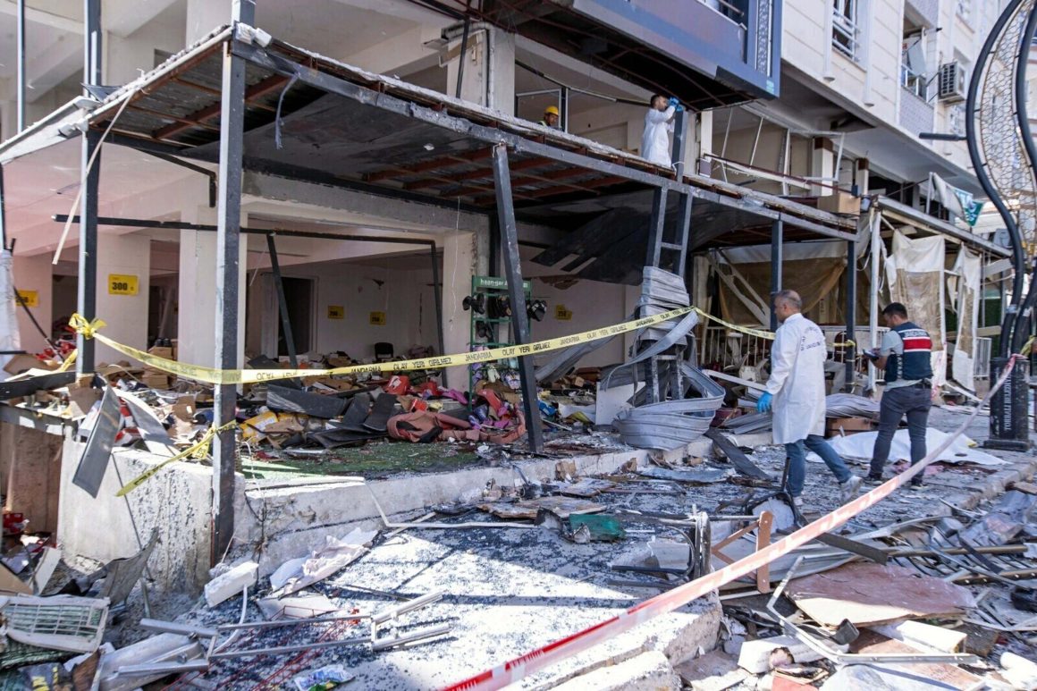 İzmir'de şırdancıda patlama: 5 ölü, 63 yaralı (8)