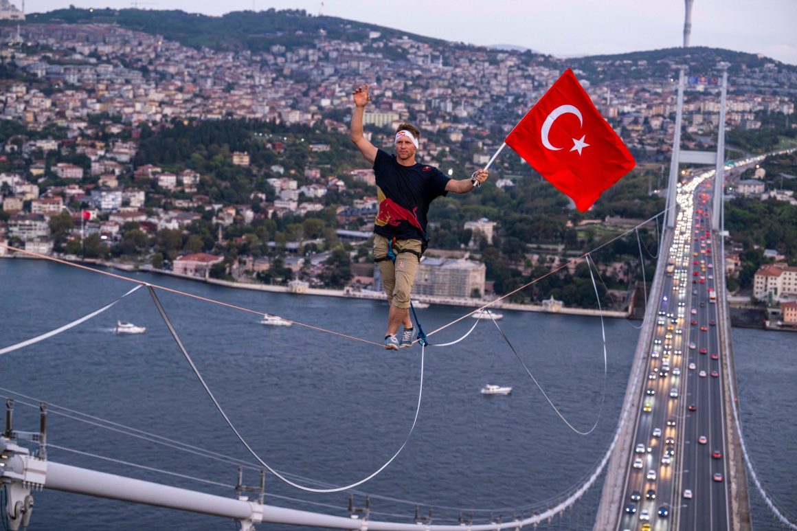 İstanbul - Estonyalı atlet 15 Temmuz Köprüsü'nü halat üze