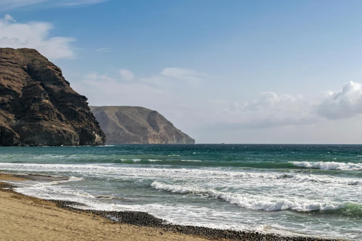 Ein Strand in Almeira (Bildquelle: Pexels.com, Milliyet.com.tr)