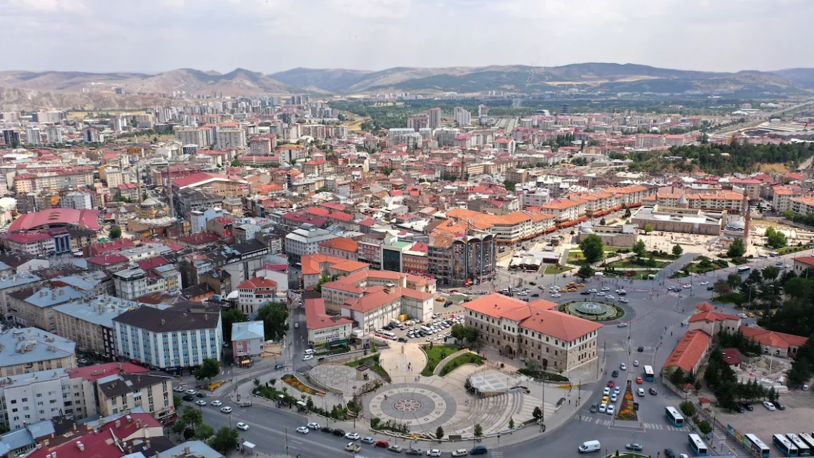 Luftaufnahme des weitläufigen Gebiets rund um das historische Stadtzentrum, Kandidat für die vorläufige Liste des UNESCO-Kulturerbes, Sivas, Türkei